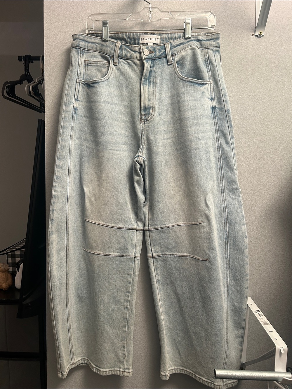 Light wash barrel Jean size 11